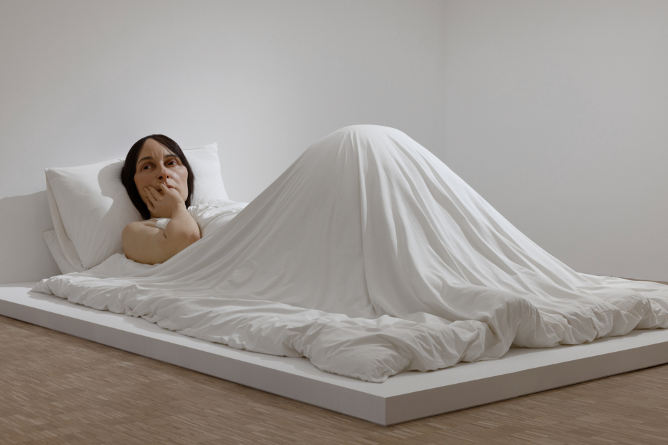 론뮤익, In Bed, 2005, 혼합재료, 162×650×395cm. 까르띠에 현대미술재단 소장품 ©Gautier Deblonde © Ron Mueck