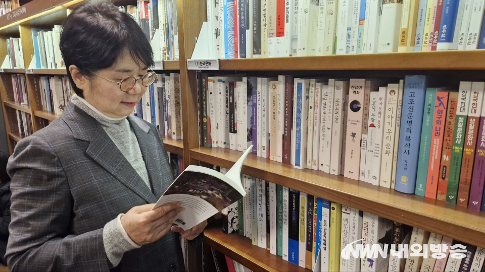 자신이 쓴 책 '문화콘텐츠와 향교 서원'을 펼치고 있는 방미영 서경대학교 교수. (사진=임동현 기자)
