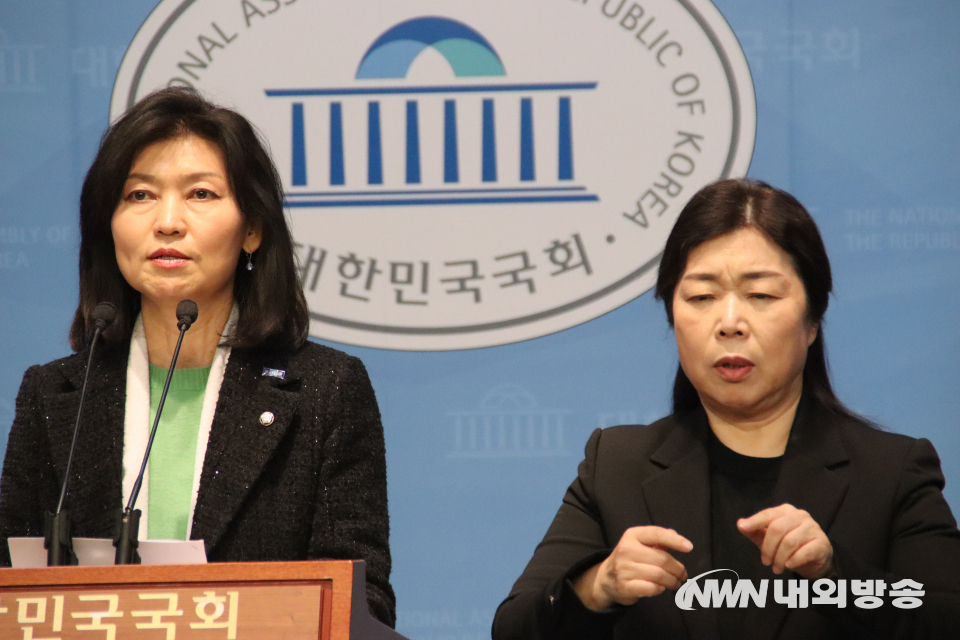 법안 준비 중임을 밝힌 강경숙 조국혁신당 의원(왼쪽). (사진=임동현 기자)