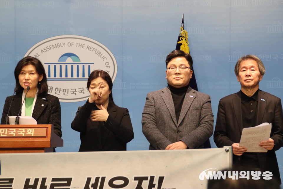 (왼쪽부터) 강경숙 조국혁신당 의원, 국회 수어통역사, 정원식 역사특위 부위원장, 김갑년 역사특위 위원장. (사진=임동현 기자)