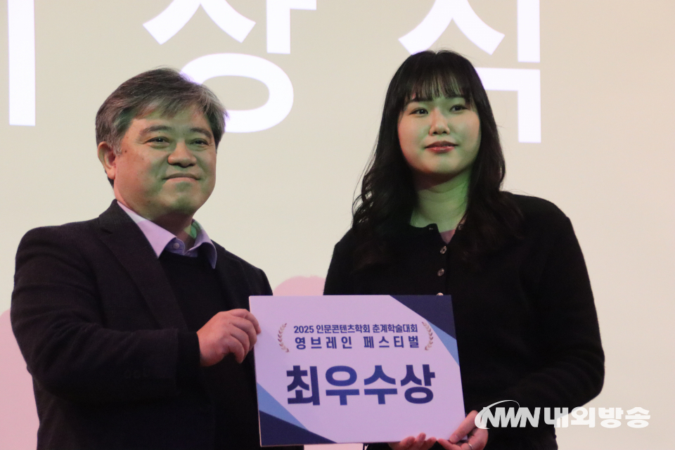 김상헌 심사위원장(왼쪽)과 최우수상을 수상한 유채린씨. (사진=임동현 기자)