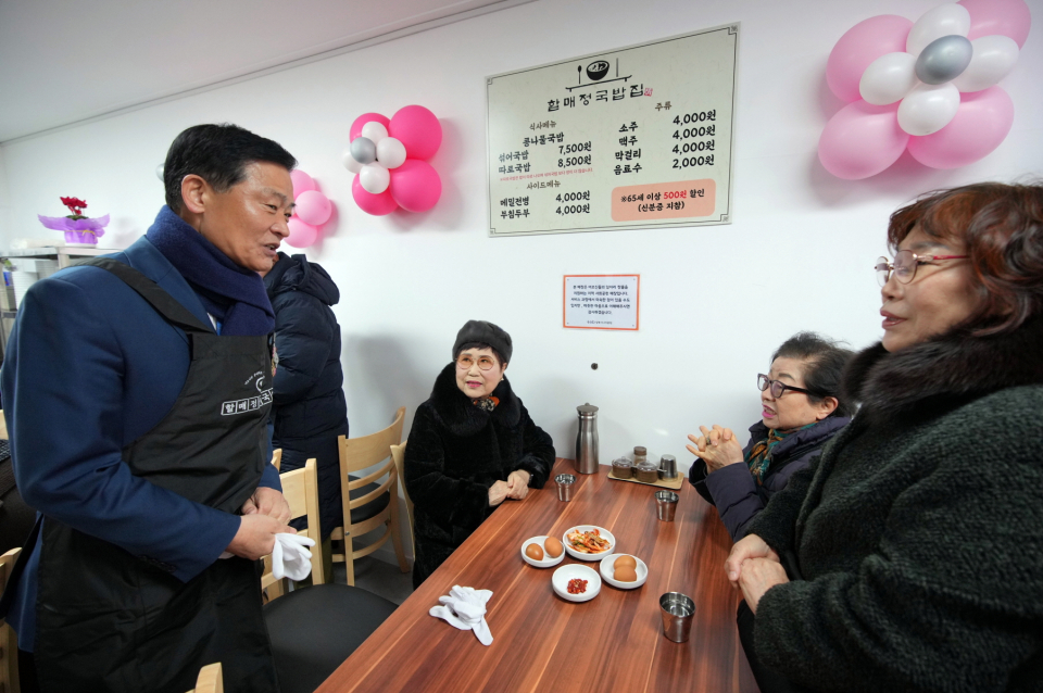 지난 18일 할매정국밥집 개소식에 참석한 이승로 성북구청장(왼쪽). (사진=성북구)