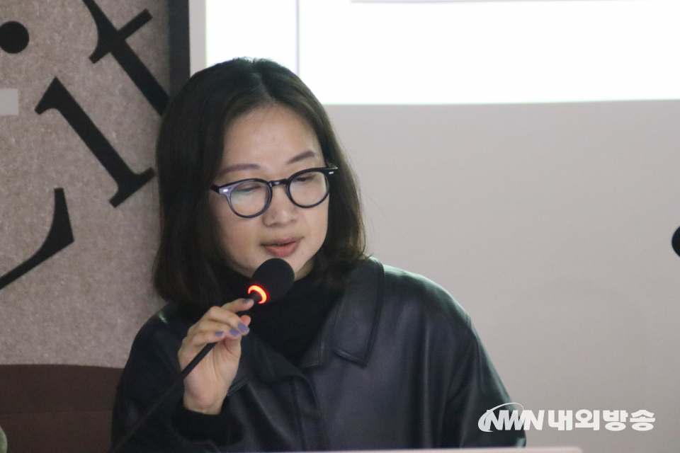 전시를 설명하는 정다영 큐레이터. (사진=임동현 기자)