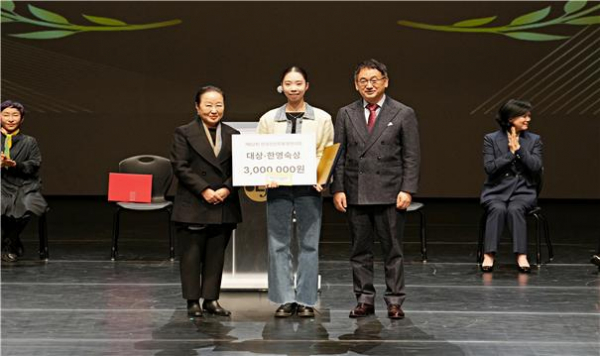 대상을 수상한 김도희(가운데). (사진=대한무용협회)