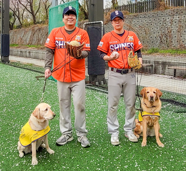 시타를 맡은 이경석 선수(왼쪽)와 시구를 맡은 김주성 선수. (사진=실로암시각장애인복지관)