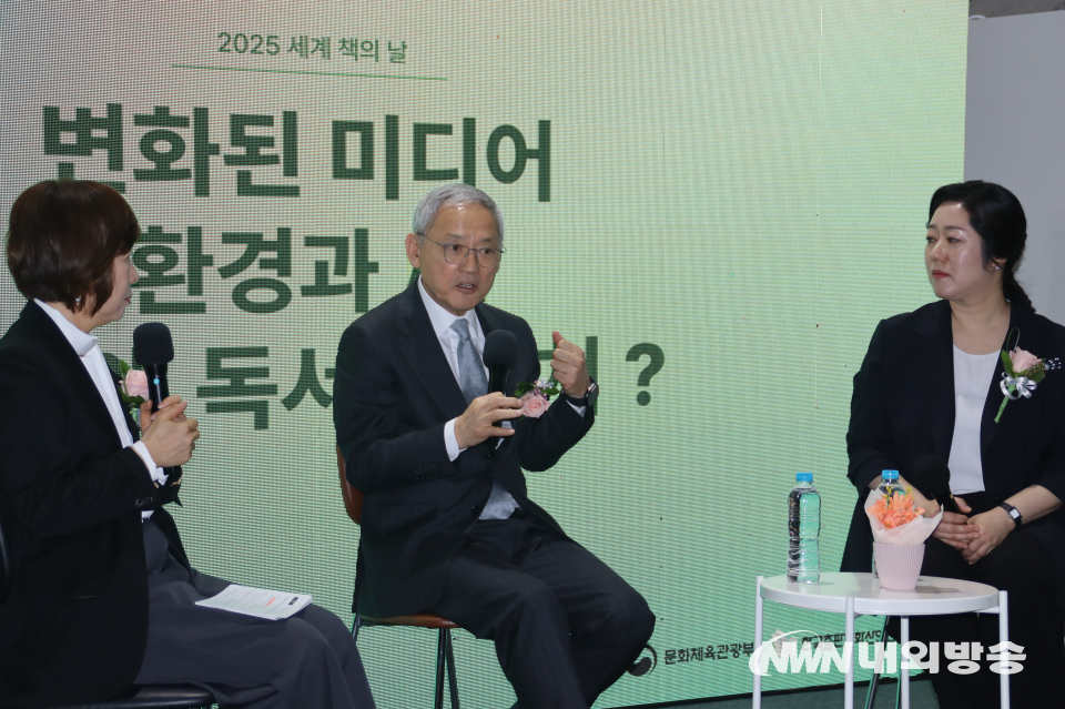 유인촌 문화체육관광부 장관(가운데)과 나민애 서울대 교수(오른쪽)의 대담. (사진=임동현 기자)