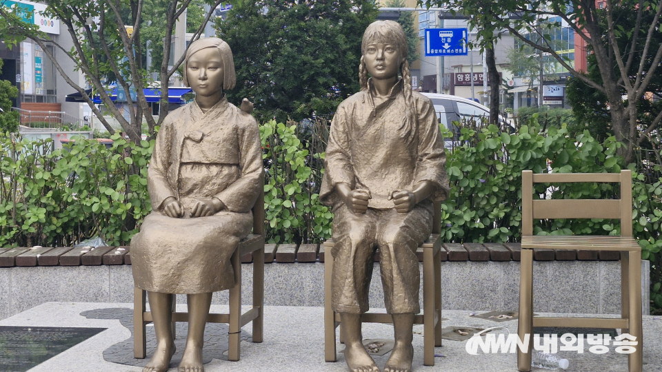 성북천에 있는 '한중 소녀의 평화상'. (사진=임동현 기자)