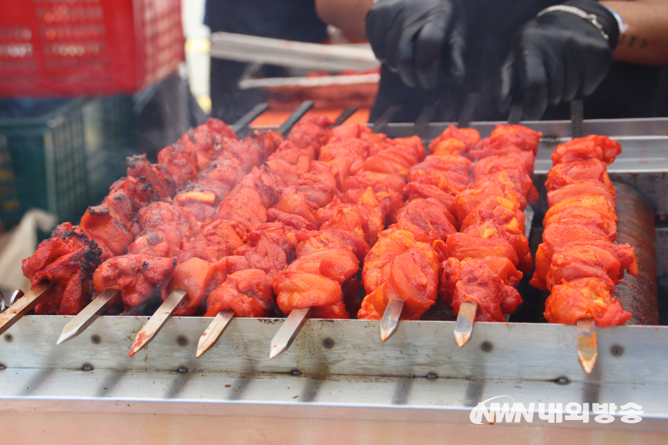 맛나게 구워지고 있는 바베큐가 시민들을 기다리고 있다. (사진=임동현 기자)