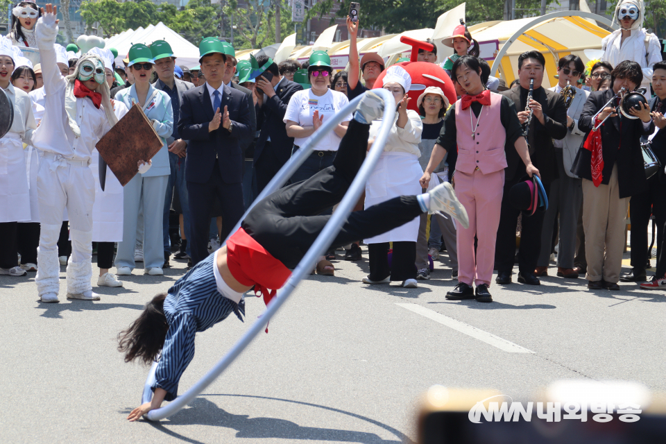 퍼레이드 사이에 펼쳐진 퍼포먼스. (사진=임동현 기자)