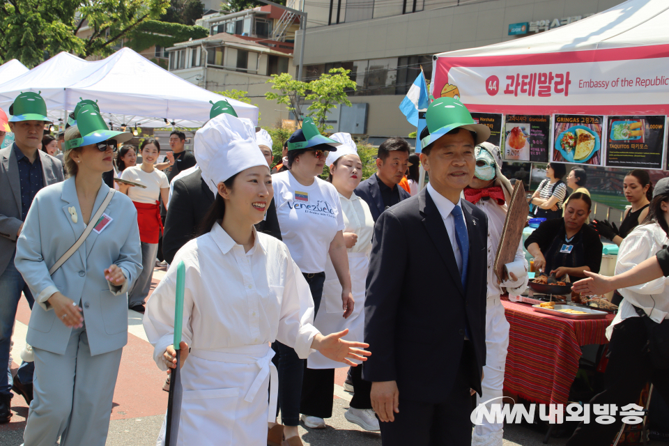 퍼레이드에 참여한 이승로 성북구청장(오른쪽). (사진=임동현 기자)