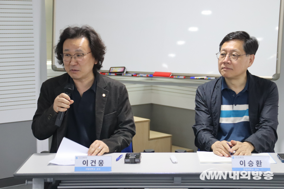 토론에 참여한 이건웅 서일대 교수(왼쪽)과 이승환 한국출판학회 연구이사. (사진=임동현 기자)