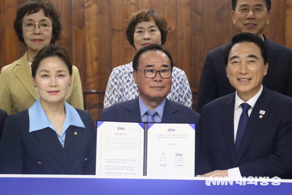 (앞줄 왼쪽부터) 임오경 더불어민주당 중앙선대위 직능본부 수석부본부장, 조정구 대한속기협회 회장, 박수현 더불어민주당 의원. (사진=임동현 기자)