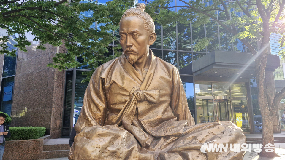전봉준은 오늘도 서슬 퍼런 눈으로 종각역을 지키고 있다. (사진=임동현 기자)